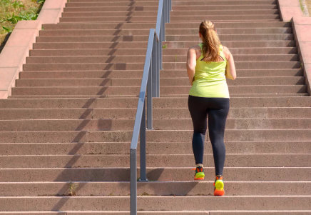 Caminar en superficies inclinadas y escaleras para quemar más calorías